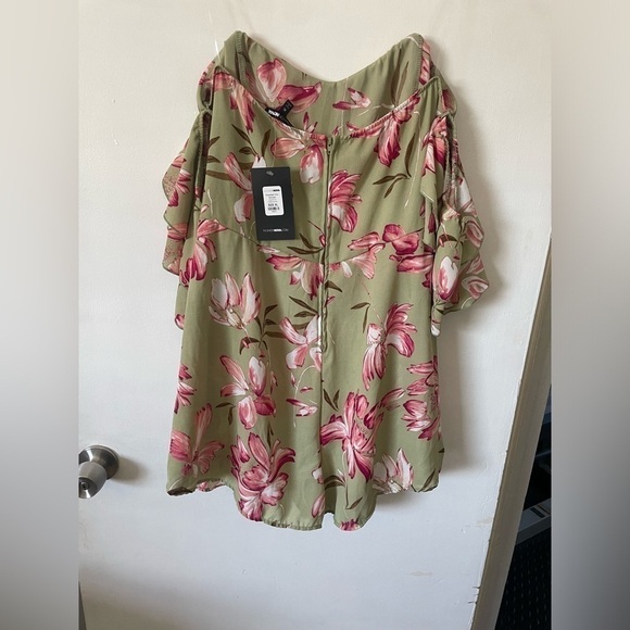 • Floral Romper

• Ruffle Detail
• Hidden Back Zipper
• 100% Polvester - Picture 13 of 14